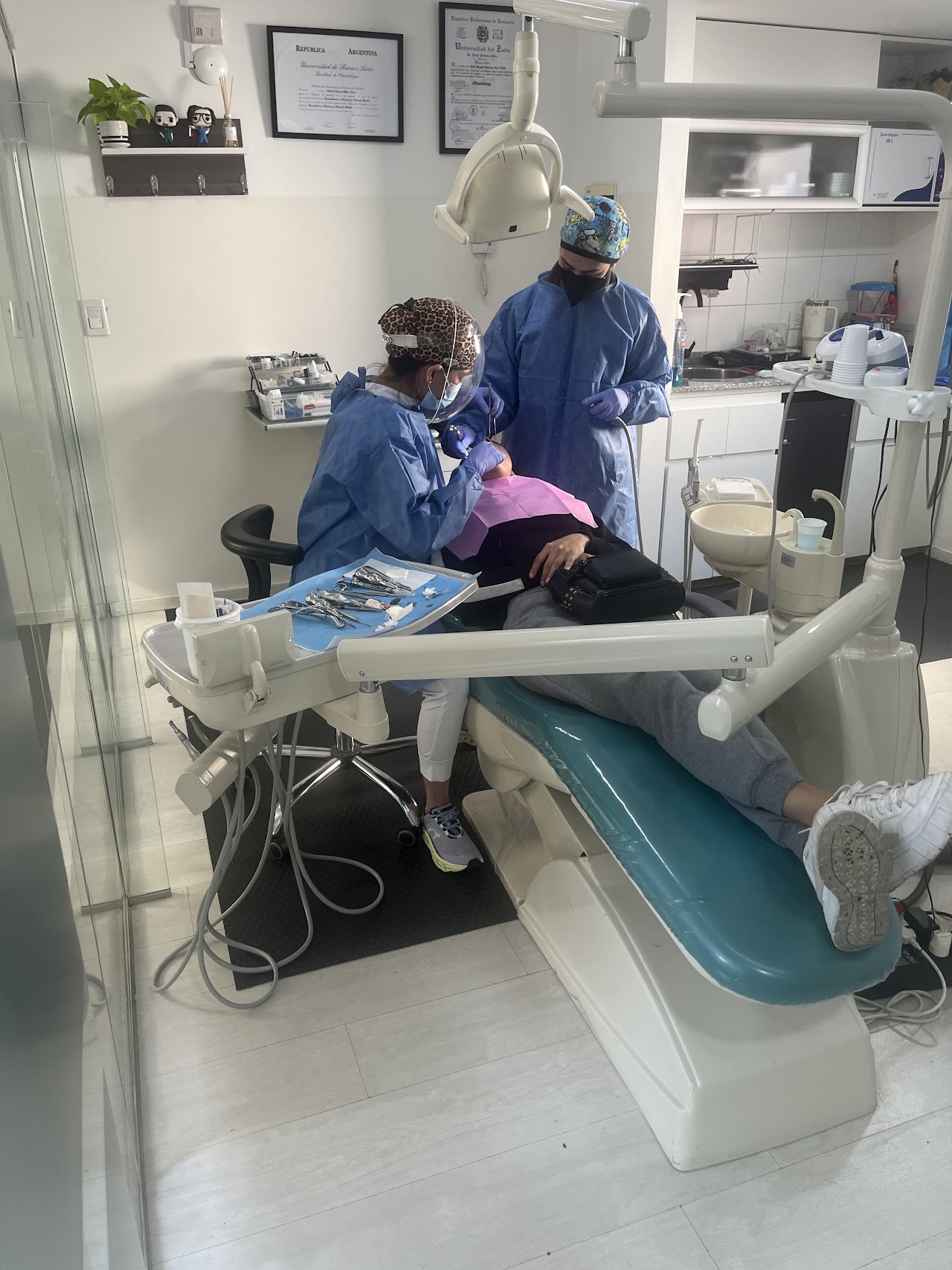 Equipo de Alfonzo Dental Group atendiendo a un paciente