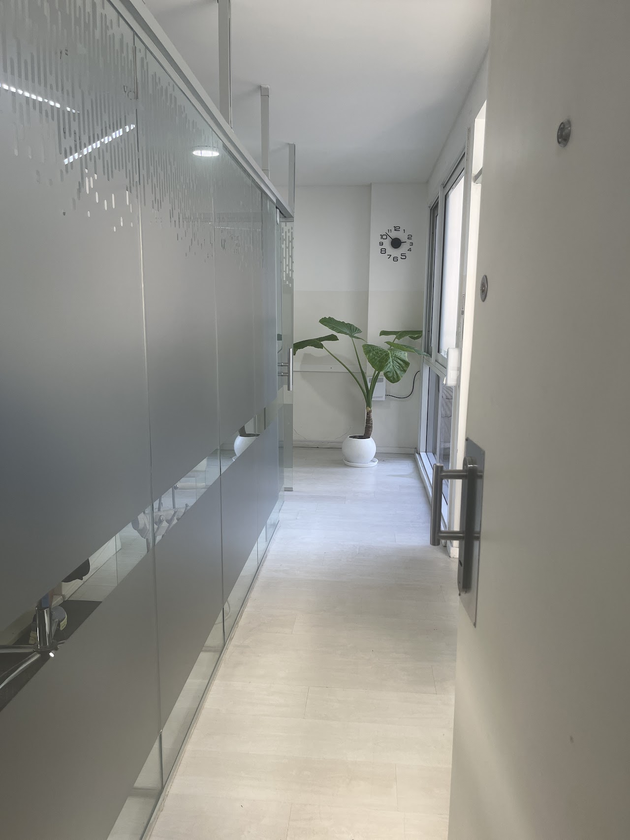 Pasillo e interior del consultorio Alfonzo Dental Group