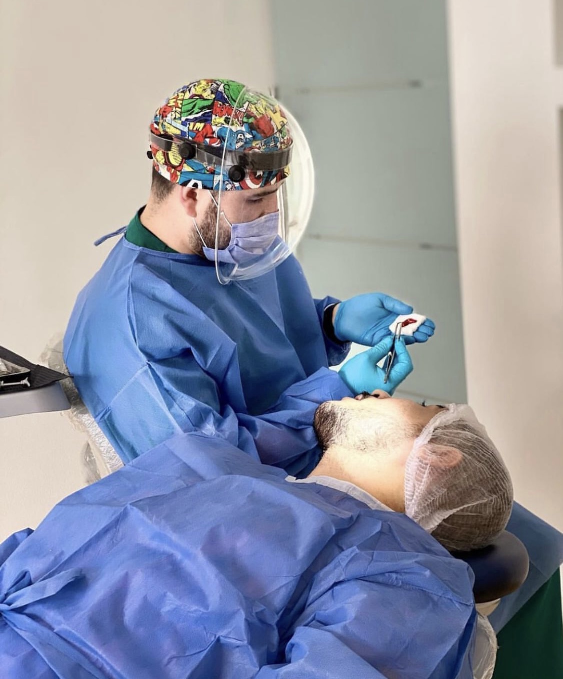Odontólogo de Alfonzo Dental Group realizando un tratamiento